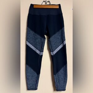 Alo Yoga Black Gray Color Block Leggings Capris
Size Small